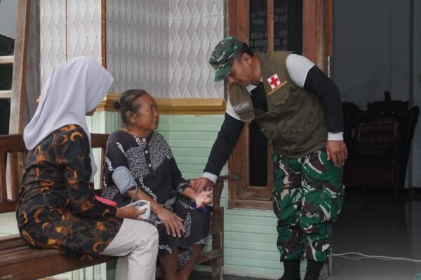Bentuk Kepedulian Humanis, Senyum Bahagia Mbah Samini Menyambut Kedatangan Tim Kesehatan Satgas TMMD 129 dan Bidan Desa