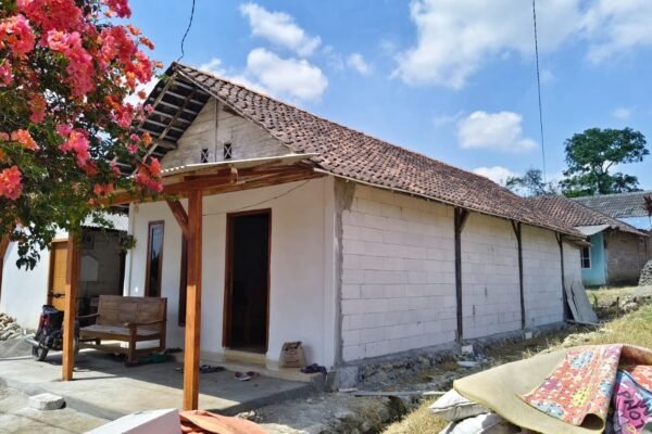 Personel Satgas TMMD ke 129 Kodim 0812 Lamongan Selesaikan RTLH Rumah Ibu Kemi