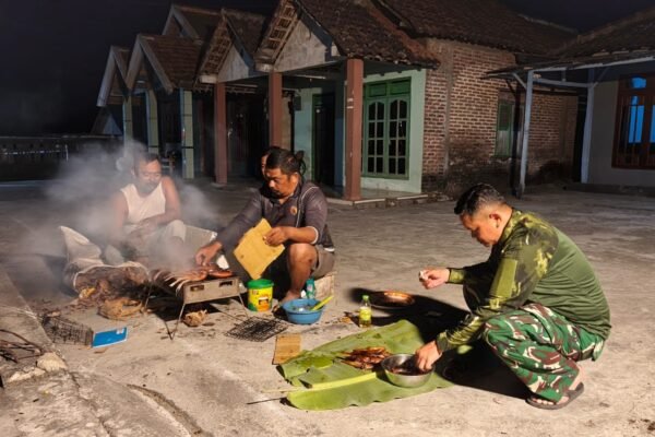Pererat Tali Silaturahmi, Hangatnya Keseruan Anggota Satgas TMMD 129 dan Warga Desa Tlemang Gelar Acara Bakar Ikan Bersama di Malam Hari