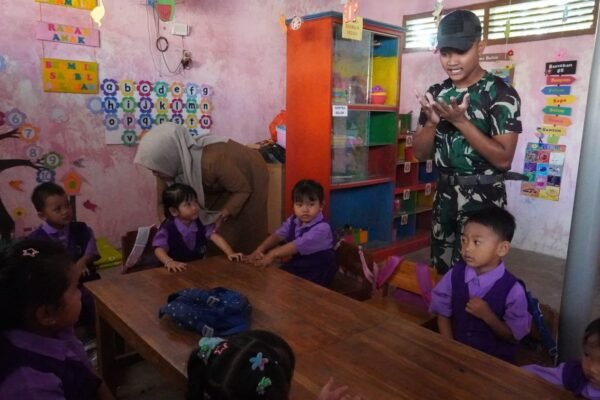 Hadirkan Keceriaan dan Edukasi Usia Dini, Serda Rama Satgas TMMD 129 Ajak Anak-Anak PAUD Desa Tlemang Bermain dan Belajar Bersama