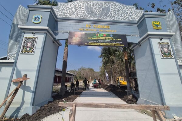 hasil jerih payang anggota Satgas TMMD ke 129 kodim 0812 lamongan kini terlihat jelas di gapura desa tlemang. Jalan mulus harapan warga