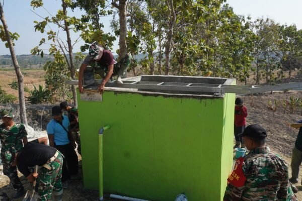Jelang Penutupan TMMD 129, Satgas Kodim 0812/Lamongan Lakukan Finishing Tandon Air Bersih di Dusun Bakon