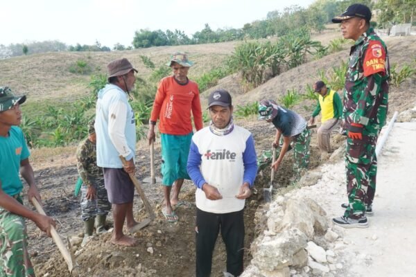 Alirkan Kehidupan bagi Warga, Satgas TMMD 129 dan Masyarakat Rampungkan Penanaman Pipa Saluran Tandon Air Bersih Dusun Bakon