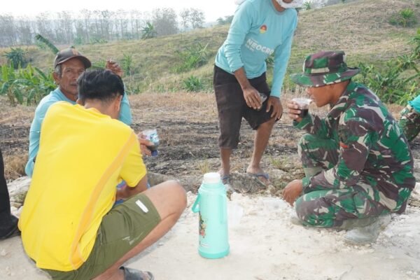 Kehangatan di Sela Kerja Keras, Anggota Satgas TMMD 129 dan Warga Asyik Nikmati Teh Hangat dan Gorengan di Lokasi Tandon Air Dusun Bakon