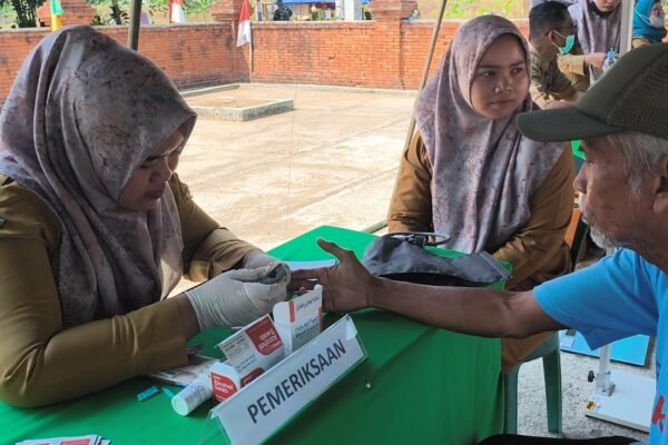 Kodim 0620 Cirebon Adakan Layanan Kesehatan Gratis bagi Warga Luwung Kencana