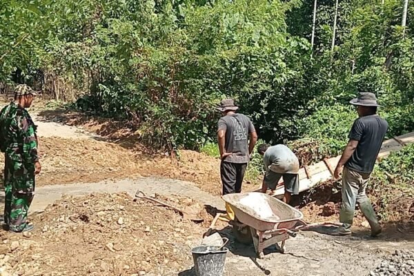 Perkuat Jalan Pertanian, Satgas TMMD ke-129 Bangun Box Culvert Bersama Warga