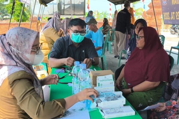 Antusiasme Warga Luwung Kencana Terhadap Layanan Kesehatan Gratis TMMD ke-129