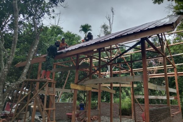 Dari Rumah Reyot Menuju Hunian Layak, Rehab RTLH Ibu Rabumah Kini Memasuki Tahap Pemasangan Atap