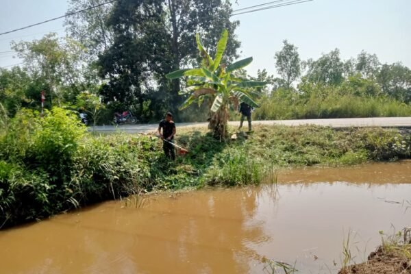 Gotong Royong Satgas TMMD dan Warga, Lingkungan Bersih Jalan Desa Makin Nyaman
