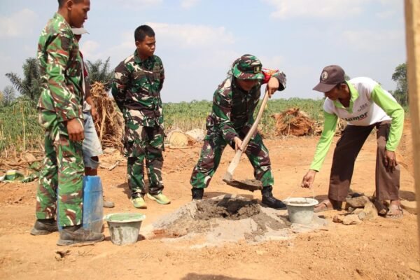 Komandan Satgas Terjun Langsung dalam Kegiatan Pembangunan
