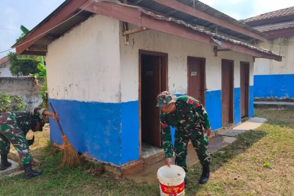 Pembersihan MCK SMPN 2 Sungkai Utara Menjelang Penutupan TMMD Ke-129