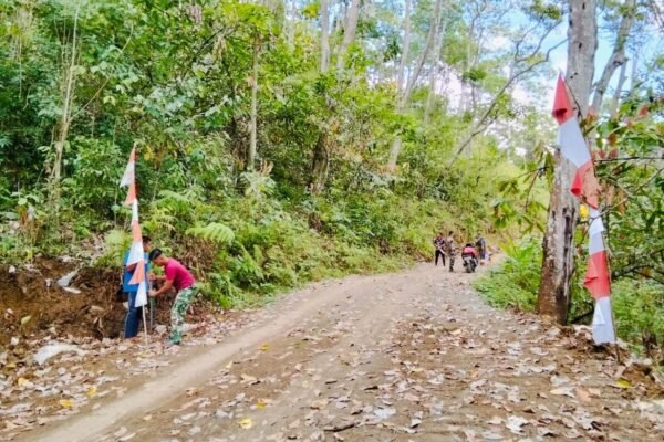 Semarak Penutupan TMMD ke-129, Satgas dan Warga Pasang Umbul-Umbul serta Merah Putih