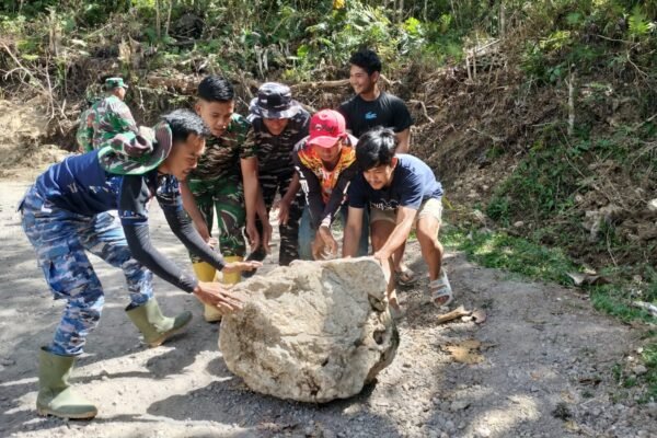 Jelang Penutupan TMMD ke-129, Satgas dan Warga Bersihkan Badan Jalan di Bontocani