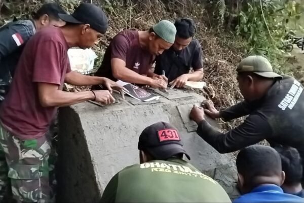 Ngebut Tahap Akhir, Satgas TMMD ke-129 Rampungkan Prasasti Peningkatan Jalan di Pattuku