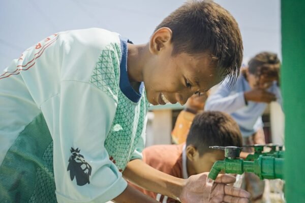Keceriaan Anak-Anak Umbele Sambut Hadirnya Air Bersih dari TMMD