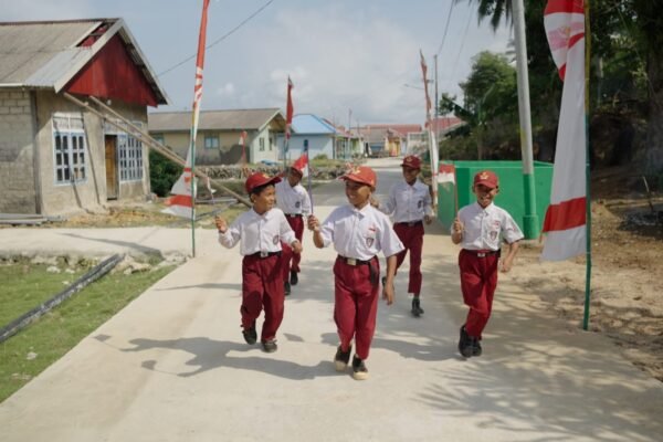 Ceria Anak-Anak Polewali Nikmati Jalan Rabat Beton Hasil TMMD