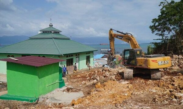 Usai TMMD, Alat Berat Satgas Dimanfaatkan Benahi Fasilitas Umum di Umbele