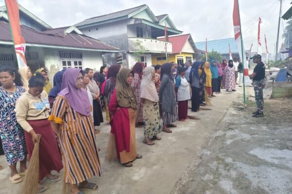 Ibu-Ibu Desa Polewali Bersama Satgas TMMD Bersihkan Lokasi Jelang Penutupan TMMD Ke-129