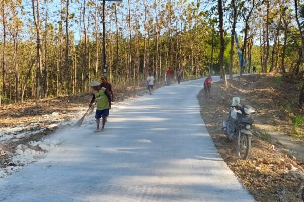 Wujud Rasa Syukur Atas Akses Jalan Baru, Warga Desa Tlemang Antusias Bersihkan Jalan Rabat Beton Menggunakan Sapu Lidi