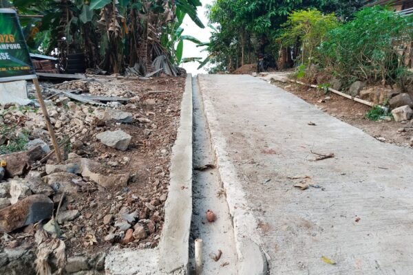 Delapan Meter Jalan Dicor, Satgas TMMD Percepat Penyambungan Akses Warga Pinang Jaya