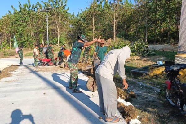 Jadi Saksi Kemanunggalan TNI dan Rakyat, Satgas TMMD 129 dan Warga Rampungkan Finishing Pengurukan Samping Jalan Rabat Beton