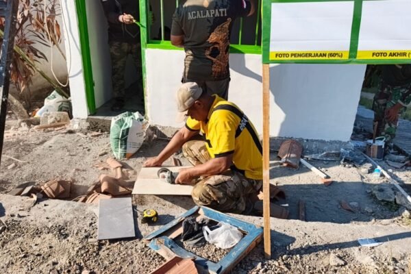 Bikin Poskamling Makin Megah dan Rapi, Tangan Terampil Serda Ali Anggota Satgas TMMD 129 Unjuk Ketelitian Potong Keramik