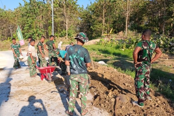 Lintas Generasi Manunggal dengan TNI, Tua Muda Kumpul Jadi Satu Bersama Satgas TMMD 129 Garap Pengurukan Kanan-Kiri Jalan Rabat Beton