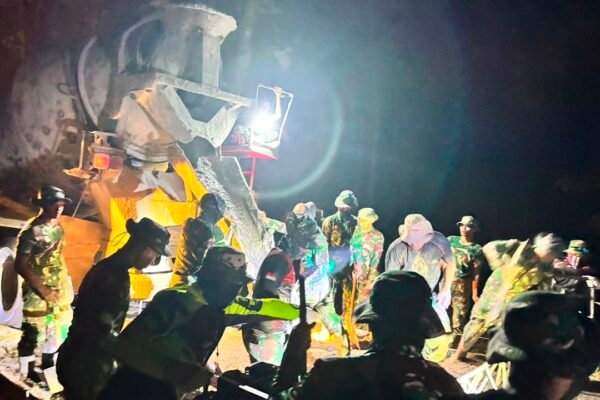 Menembus Pekat Malam, Satgas TMMD Kodim 0812/Lamongan Garap Pembangunan Desa Hingga Tuntas dan Sempurna