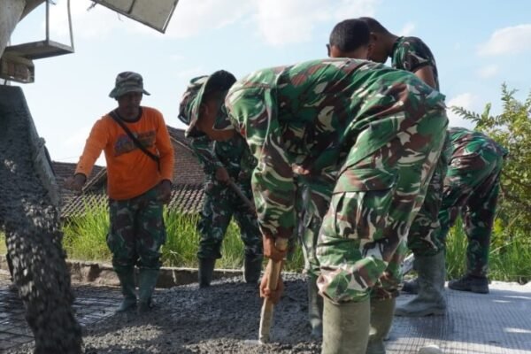 TMMD 129 Ngimbang: Semangat Gotong Royong Mewarnai Pembangunan Jalan Beton Desa Tlemang