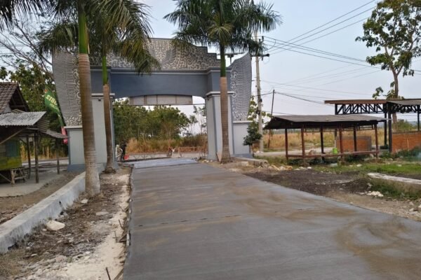 Hujan dan Panas Tak Surutkan Langkah Prajurit Kodim 0812/Lamongan Rampungkan Jalan TMMD 129 Desa Tlemang
