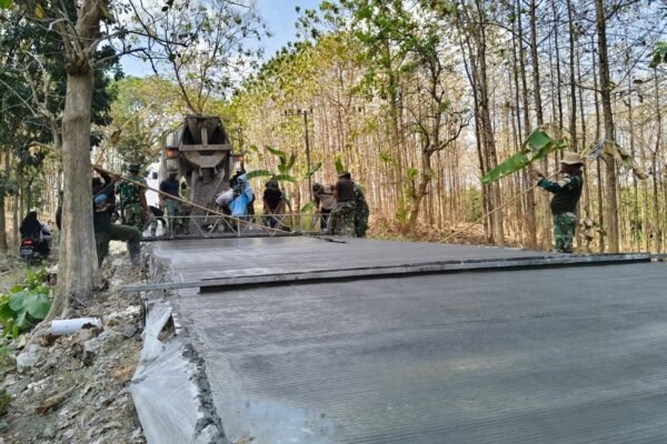 Sentuhan Alat Berat dan Tenaga Manusia: Wajah Baru Jalan Desa Tlemang Lewat Program TMMD 129