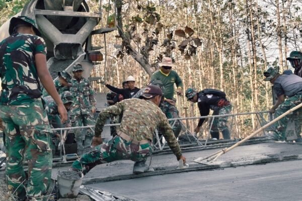 Semangat Gotong Royong TMMD 129 Kodim 0812/Lamongan Pacu Pembangunan Jalan Desa Tlemang