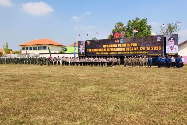 Tampilkan Soliditas Lintas Sektor, Pasukan Upacara Penutupan TMMD 129 Kodim 0812/Lamongan Penuhi Lapangan Pasarlegi