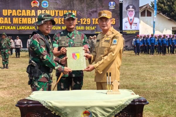 Dansatgas TMMD 129 Serahkan Naskah Hasil Pembangunan Kepada Bupati Lamongan Saat Upacara Penutupan