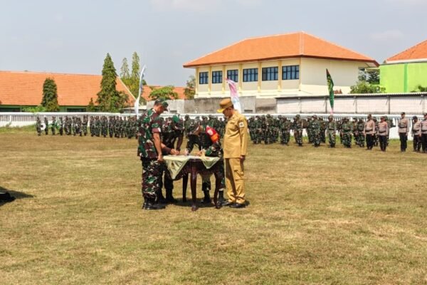 Tandai Tuntasnya Pembangunan Desa, Dansatgas TMMD, Bupati Lamongan, dan Irup Tandatangani Naskah Hasil TMMD 129