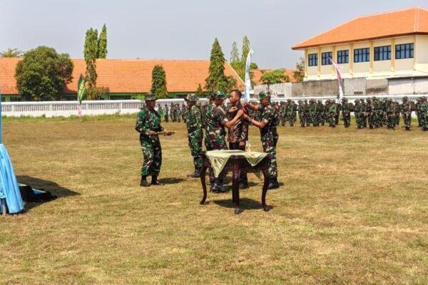 Tanda TMMD 129 Resmi Ditutup, Inspektur Upacara Lepas Pita Tanda Peserta Satgas di Lapangan Pasarlegi