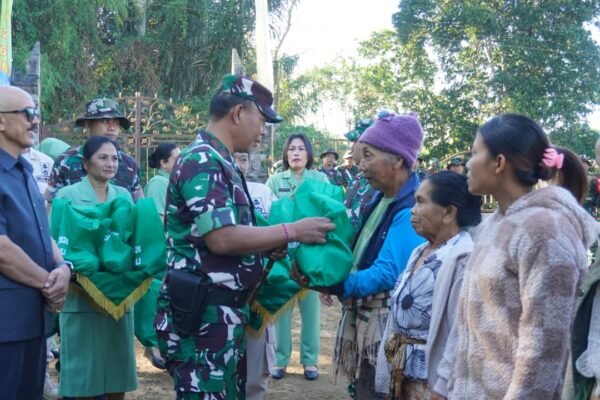 Penutupan TMMD Ke-129, TNI Serahkan Bantuan Sembako, Nutrisi dan Sarana Olahraga