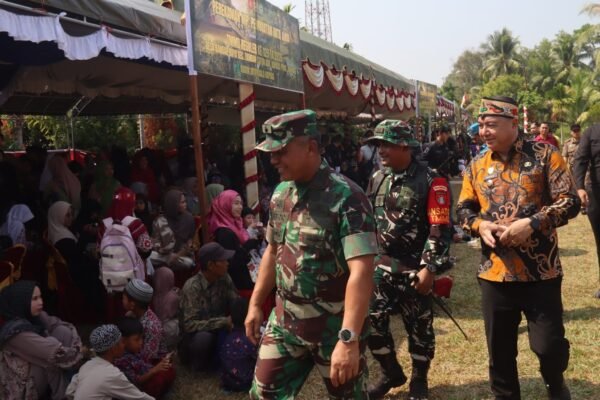 Ratusan Warga Manfaatkan Layanan KTP, Akta dan KIA di Lokasi Penutupan TMMD Ke-129