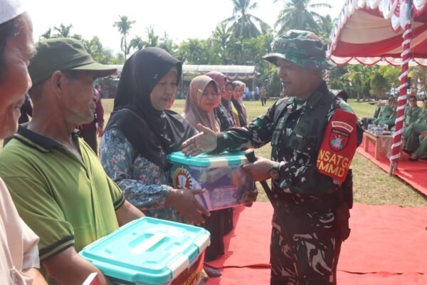 Puluhan Keluarga Kurang Mampu Terima Bansos di Penutupan TMMD Ke-129 Kapuas