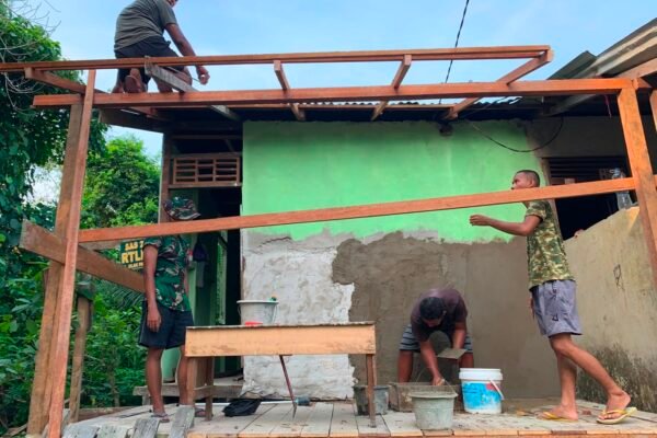 Kejar Target hingga Tuntas, Satgas TMMD Regtas Ke-129 Kebutan Finishing Teras RTLH Bapak Dedi Dores