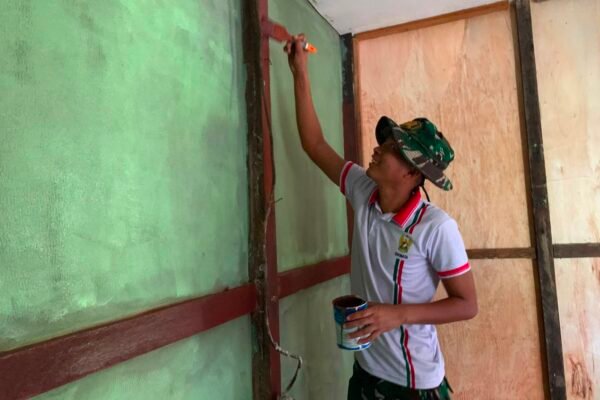Selangkah Lagi Tuntas, RTLH Ibu Marsiana Memasuki Tahap Akhir Finishing TMMD Regtas Ke-129 Kodim 1206/Putussibau