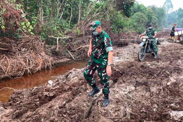 Pada Penutupan TMMD, Irdam XII/Tanjungpura Tinjau Langsung Sasaran Fisik TMMD Regtas Ke-129 Kodim 1206/Putussibau