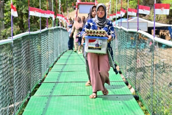 Setelah Lama Menanti, Warga Patukku Nikmati Jembatan Gantung Hasil TMMD Ke 129 Kodim Bone