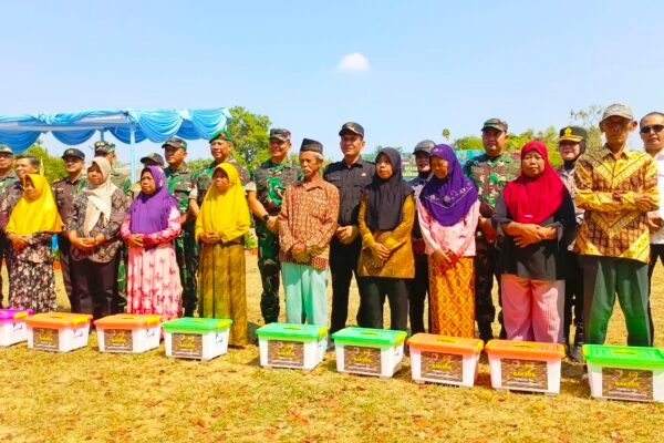Penutupan TMMD ke-129 di Kesongo Bojonegoro Diwarnai Aksi Sosial Sembako