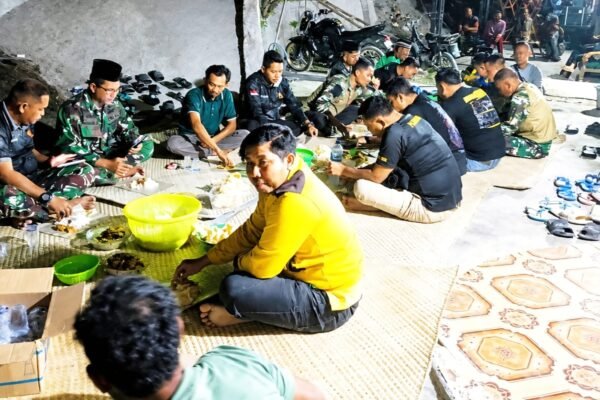 Kemanunggalan TNI-Rakyat: Warga Kesongo Gelar Makan Bersama Rayakan Kesuksesan TMMD 129 Bojonegoro   BOJONEGORO, – Berakhirnya rangkaian pembangunan melalui program TNI Manunggal Membangun Desa (TMMD) ke-129 Kodim 0813/Bojonegoro di Desa Kesongo, Kecamatan Kedungadem, Kabupaten Bojonegoro, disambut penuh rasa syukur oleh masyarakat.  Sebagai ungkapan kebahagiaan atas rampungnya berbagai sasaran fisik dan nonfisik, warga Desa Kesongo bersama personel Satgas TMMD menggelar acara tasyakuran dan makan bersama yang berlangsung hangat pada Rabu (12/8/2026) malam.  Momentum ini sekaligus menjadi bentuk tali kasih dan perpisahan manis masyarakat kepada para prajurit TNI yang telah hampir sebulan membaur demi memajukan desa mereka.  Salah satu wilayah yang merasakan dampak langsung dari program ini adalah Dusun Mundu.  Kepala Dusun Mundu, Hartono, menyampaikan rasa bangganya atas kekompakan warga yang secara swadaya menginisiasi acara ramah tamah ini bersama TNI.  “Alhamdulillah, kami sangat bersyukur. Masyarakat Mundu kompak sehingga tasyakuran ini bisa terlaksana. Kami juga mewakili masyarakat menyampaikan terima kasih kepada bapak-bapak TNI yang sudah membangun dusun kami. Kehadiran Satgas tidak hanya membawa perubahan fisik, tetapi juga mempererat hubungan emosional antara TNI dan rakyat,” ujar Hartono.  Senada dengan itu, Kepala Desa Kesongo, Kusnadi, menegaskan bahwa selesainya seluruh target TMMD tepat waktu merupakan kabar yang sangat membahagiakan bagi seluruh kelangsungan aktivitas warga.  “TMMD ini memberikan banyak manfaat nyata bagi Desa Kesongo. Kami bersyukur pembangunan dapat diselesaikan sesuai target dan tepat waktu. Ini tidak lepas dari kerja keras Satgas TMMD dan dukungan penuh dari gotong royong masyarakat,” tutur Kusnadi.  Di tempat yang sama, Komandan Satuan Setingkat Kompi (SSK) Satgas TMMD Kodim 0813 Bojonegoro, Lettu Ckm Purnomo, yang hadir langsung di tengah-tengah warga, memberikan apresiasi tinggi terhadap antusiasme masyarakat setempat.  “Yang paling penting adalah bagaimana pembangunan ini bisa selesai sesuai waktu yang ditentukan dan manfaatnya langsung dirasakan masyarakat. Semua ini bisa terwujud karena adanya kemitraan, gotong royong, dan dukungan warga yang luar biasa,” ungkap Lettu Ckm Purnomo.  Ia menambahkan, selama program berjalan, warga Kesongo bukan sekadar menjadi penonton, melainkan aktor utama yang aktif membantu menyukseskan pembangunan.  Acara tasyakuran yang dikemas dalam suasana lesehan sederhana ini menjadi potret nyata dari semboyan kemanunggalan TNI bersama rakyat.  Bagi warga Kesongo, tuntasnya TMMD ke-129 ini menjadi babak baru untuk memanfaatkan fasilitas yang ada demi mendongkrak roda perekonomian dan kemajuan desa ke depan.