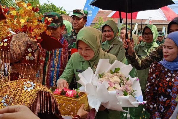Ketua Persit KCK Dampingi Pangdam II/Sriwijaya Tutup TMMD ke-129 di Desa Deniang