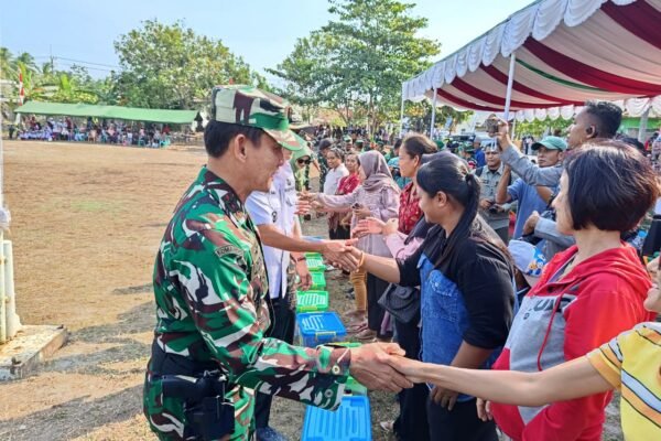 Senyum Pangdam dan Ketua Persit Hangatkan Bakti Sosial TMMD ke-129 di Desa Deniang