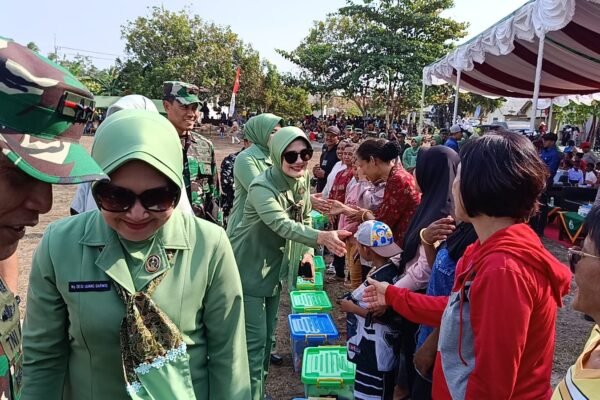 Bantuan untuk Warga Desa Deniang, Pangdam II/Sriwijaya dan Ketua Persit Hadir Berbagi Kebahagiaan