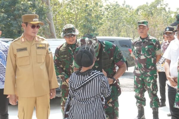 Penghormatan Spesial, Kolonel Arm Beny Terima Syal Tradisional dari Warga Tlemang
