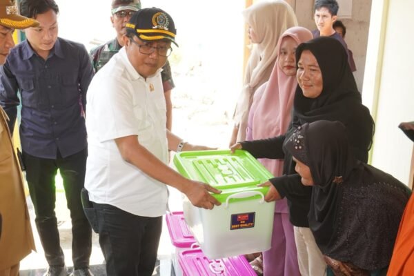 Forkopimda Lamongan Dukung TMMD 129 dengan Penyerahan Sembako untuk Warga